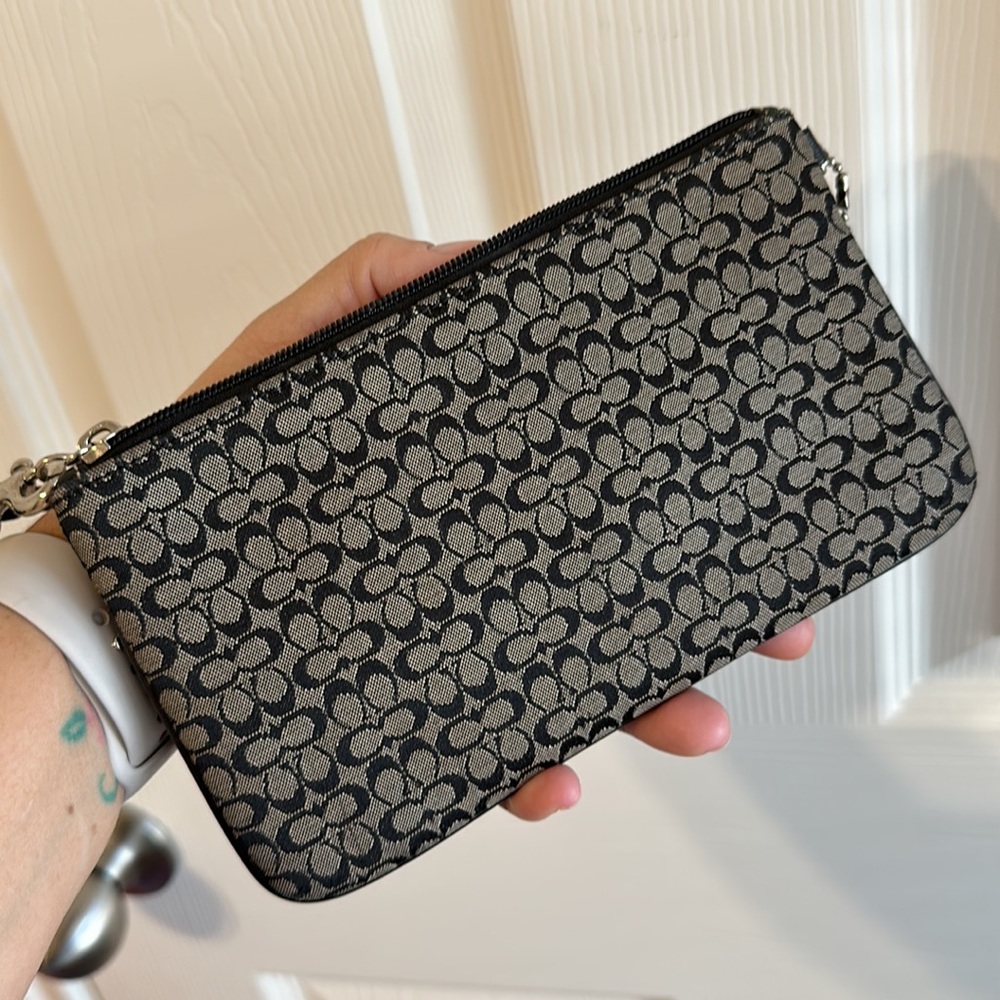 Coach wristlet - Picture 3 of 7